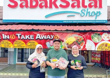 MOHAMMAD Taqdir Sajin (tengah) bersama Nurrul Admiena Norrizan dan Nur Fatini Ahmad ketika ditemui di Sabak Salai Shop.