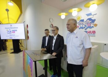 FAHMI Fadzil ketika merasmikan TASKA dan Tadika KinderHub@MCMC, di Cyberjaya.