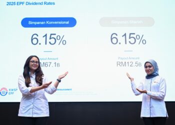 EKSEKUTIF Kumpulan Wang Simpanan Pekerja (KWSP), Sara Hamidah Mazlen (kiri) dan Nursyazreen Wahid Marican menunjukkan dividen KWSP bagi tahun 2025. –  UTUSAN/FARIZ RUSADIO