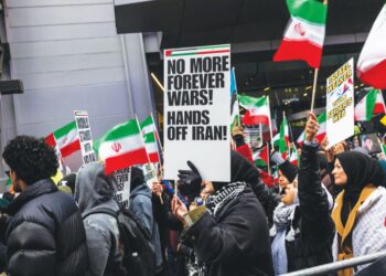 PENUNJUK perasaan berkumpul di Times Square untuk perhimpunan Hari Al Quds bagi menyokong rakyat Palestin dan menentang pengeboman Amerika Syarikat-Israel ke atas Iran di New York kelmarin.- AFP