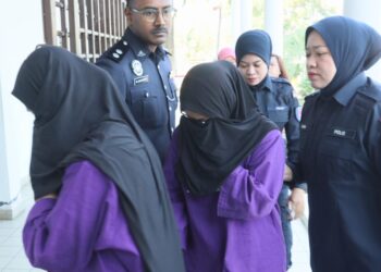 DUA suspek wanita diiringi oleh anggota polis ketika dibawa ke Mahkamah Majistret Bukit Mertajam, Pulau Pinang hari ini untuk mendapatkan perintah lanjutan reman bagi membantu siasatan berhubung kes kematian seorang bayi lelaki di sebuah taska dalam kawasan hospital, 9 Mac lalu.-UTUSAN/DANIAL SAAD