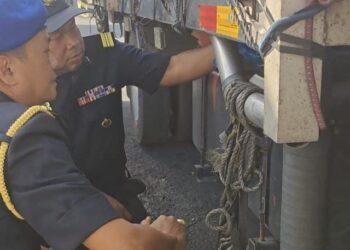 ANGGOTA Kementerian Perdagangan Dalam Negeri dan Kos Sara Hidup (KPDN)  Kelantan memeriksa tangki sebuah lori yang diubah suai untuk menyeludup diesel ke Thailand di Kompleks Imigresen, Kastam, Kuarantin dan Keselamatan (ICQS) Rantau Panjang, Kelantan.