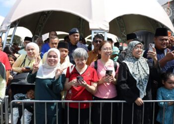 RAKYAT pelbagai bangsa dan agama hadir ke Rumah Terbuka Aidilfitri Istana Besar Johor.-FB SULTAN IBRAHIM