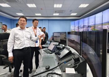 SIM Tze Tzin (dua dari kiri) ketika meluangkan masa meninjau kemudahan teknologi RDVT di pejabat CAAM, Bayan Lepas, Pulau Pinang.
