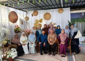 SEBAHAGIAN ahli keluarga mangsa tragedi nahas bas membawa pelajar Universiti Pendidikan Sultan Idris (UPSI) tahun lalu bergambar bersama di Kampung Bukit Cina, Hulu Besut, Besut, Terengganu hari ini. - UTUSAN / WAN ZURATIKAH IFFAH WAN ZULKIFLI