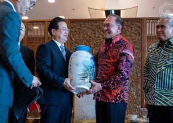 ANWAR Ibrahim ketika menerima kunjungan hormat Menteri Keselamatan Dalam Negeri China, Chen Yixin. - FB ANWAR IBRAHIM