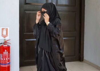 AZAR Azmi hadir ke Mahkamah Sesyen Seremban hari ini bagi mendengar pertuduhan terhadap suaminya. - UTUSAN/MOHD. SHAHJEHAN MAAMIN