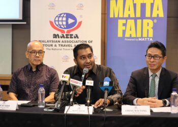 MOHD. Hizzat Mohd Shah (tengah) pada sidang akhbar oleh Persatuan Ejen Pelancongan dan Pengembaraan Malaysia (MATTA) mengenai Macau: Destinasi Kegemaran Antarabangsa di Pusat Perdagangan dan Pameran Antarabangsa Malaysia (MITEC) di sini hari ini. Turut hadir  Rocky Kho (kiri) dan Cheng Wai Tong (kanan). - UTUSAN/AMIR KHALID