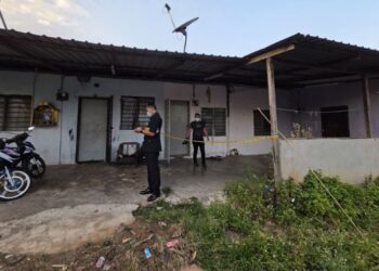 ANGGOTA polis melakukan siasatan di sebuah rumah di Bedong, Sungai Petani, Kedah berikutan penemuan mayat dua beranak petang semalam.