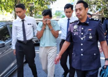MOHD. Apri Hazreen Mohd Sapri diiringi polis hadir ke mahkamah bagi dua pertuduhan menipu dua mangsa atas urusan mendapatkan Darjah Kebesaran Dato' dan tanah kurniaan negeri Selangor, tahun lalu. - UTUSAN/MOHD SHAHJEHAN MAAMIN
