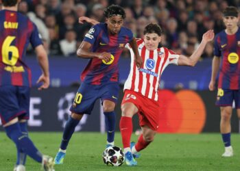 PENYERANG Barcelona, Lamine Yamal (kiri) diasak penyerang Atletico Madrid, Julian Alvarez ketika perebutan bola dalam aksi suku akhir pertama Liga Juara-Juara Eropah antara FC Barcelona dan Atletico Madrid di Camp Nou.-AFP
