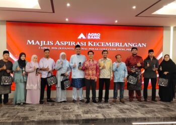AHMAD Ariff Abu Bakar (enam dari kanan) bersama lima penerima anugerah pada Majlis Aspirasi Kecemerlangan AUM Perak di Ipoh kelmarin.