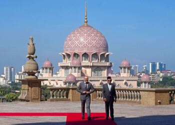 PERDANA Menteri, Datuk Seri Anwar Ibrahim menyambut Perdana Menteri Australia, Anthony Albanese yang dalam rangka lawatan rasmi selama tiga hari ke negara ini bermula kelmarin, 
di Kompleks Perdana Putra, Putrajaya, semalam. 
– UTUSAN/FAISOL MUSTAFA