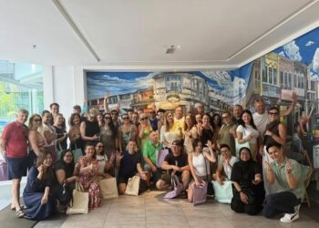 SEBAHAGIAN daripada anggota delegasi industri pelancongan dari Poland bergambar kenangan ketika menyertai FAM Trip ke Pulau Pinang, baru-baru ini.-GAMBAR/FACEBOOK WONG HON WAI