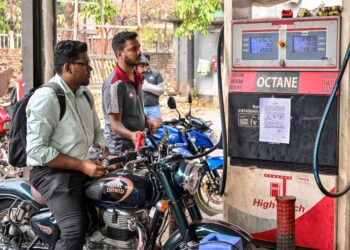HARGA runcit bahan api meningkat antara 10 hingga 15 peratus di Bangladesh. - AFP