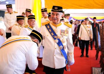 MOHD. Ali Mohd. Rustam bersalaman dengan exco kerajaan negeri pada Perasmian Pembukaan Persidangan Pertama, Penggal Kelima DUN Melaka Ke-15 di Seri Negeri, Ayer Keroh, Melaka hari ini.