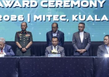 MENTERI Pertahanan, Datuk Seri Mohamed Khaled Nordin (berdiri, tengah) bersama timbalannya, Adly Zahari menyaksikan Ketua Setiausaha Kementerian Pertahanan, Datuk Lokman Hakim Ali (duduk, tengah) menandatangani penganugerahan kontrak dan Program Kerjasama Industri (ICP) pada Pameran Perkhidmatan Pertahanan Asia (DSA) dan Pameran Keselamatan Kebangsaan (NATSEC) Asia 2026 di Pusat Pameran dan Dagangan Antarabangsa Malaysia (MITEC), Kuala Lumpur, semalam. Turut menyaksikan, Panglima Angkatan Tentera, Jeneral Datuk Malek Razak Sulaiman (berdiri, kiri). - UTUSAN/MUHAMAD IQBAL ROSLI
