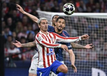 Penyerang Atletico Madrid, Antoine Griezmann (kiri) diasak pemain pertahanan Arsenal, William Saliba dalam aksi separuh akhir pertama Liga Juara-Juara di Stadium Metropolitano, Madrid, semalam. - AFP