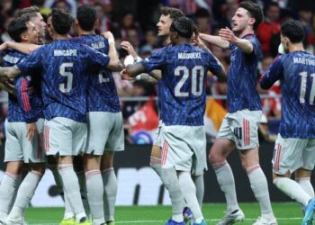 Pemain Arsenal meraikan jaringan gol Viktor Gyokeres dalam aksi separuh akhir pertama menentang Atletico Madrid di Stadium Metropolitano, Madrid, semalam. - AFP