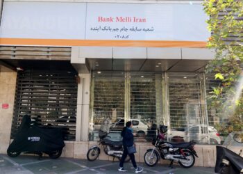 GAMBAR fail sebuah bank di Teheran. - AFP