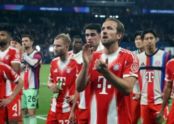 Penyerang Bayern Munich, Harry Kane tetap mendapat sokongan daripada peminat mereka walaupun tewas kepada Paris Saint-Germain (PSG) dalam aksi separuh akhir pertama Liga Juara-Juara di Parc des Princes, Paris, semalam. - AFP