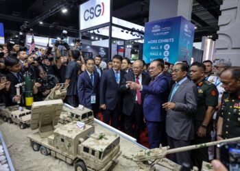 ANWAR Ibrahim melawat ke ruang pameran DSA2026 & NATSEC2026 diiringi Mohamed Khaled Nordin 
di MITEC, Kuala Lumpur. – UTUSAN/AMIR KHALID