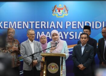FADHLINA Sidek ketika  sidang akhbar pemakluman penerima Anugerah Sastera Negara Ke-16 di Putrajaya. - UTUSAN/FAISOL MUSTAFA