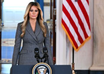 MELANIA Trump menafikan sebarang kaitan dengan mendiang Jeffrey Epstein. - AFP