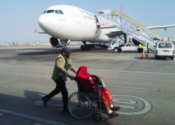 NEPAL menaikkan harga minyak pesawat kerana perang Iran. - AFP