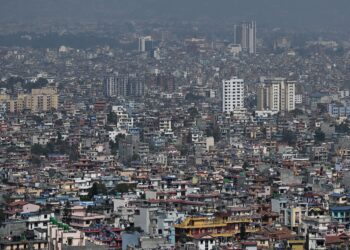 NEPAL mengurangkan tempoh minggu bekerja bagi menangani krisis tenaga. - AFP