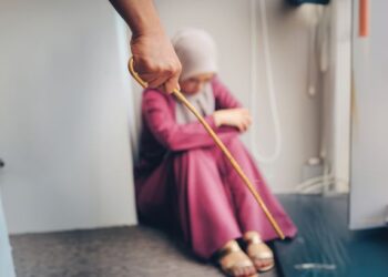 UNDANG-UNDANG perlu lebih tegas dan berpihak kepada perlindungan wanita yang menjadi mangsa keganasan. - GAMBAR HIASAN