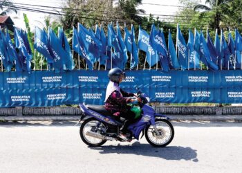 Masa Pilihan Raya Umum ke-15 (PRU15), waktu itu, gelombang hijau-biru membadai macam tsunami. PN datang dengan imej bersih, stabil, dan begitu meyakinkan. – Gambar hiasan