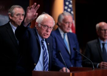 SANDERS (kiri) mengemukakan resolusi menhalang jualan senjata kepada Israel. - AFP
