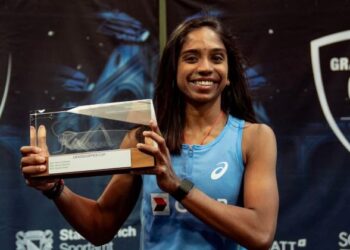 S. Sivasangari bersama Piala Grasshopper dimenanginya di Zurich, Switzerland, kelmarin. - Ihsan PSA Squash