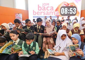 Fadhlina Sidek menyertai barisan pelajar sekolah dalam sesi Jom Baca Bersama selama 10 minit yang dijalankan selepas pelancaran Program Kota Baca 2026 di Perpustakaan Kuala Lumpur, Dataran Merdeka hari ini.-UTUSAN/AMIR KHALID