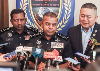 AYOB Khan Mydin Pitchay (tengah) pada sidang akhbar di George Town, Pulau Pinang, hari ini. - UTUSAN/DANIAL SAAD