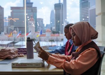 SEBAHAGIAN murid membaca buku sempena Program Kota Baca 2026 di Perpustakaan Kuala Lumpur, Dataran Merdeka hari ini. -UTUSAN/AMIR KHALID