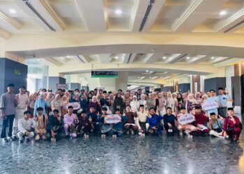 MAHASISWA Johor mengambil gambar kenangan di Majlis Sambutan Hari Raya Aidilfitri bersama Anak Johor di Perantauan.