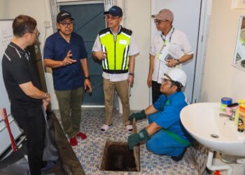 MOHD. Jalaludin Sulaiman (berdiri, dua dari kanan) ketika turut-serta dalam Ops Mutiara di sekitar Jalan Kelawei, George Town, Pulau Pinang hari ini.-UTUSAN/DANIAL SAAD