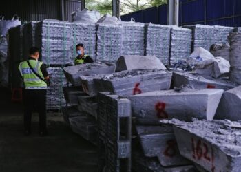ANGGOTA polis memeriksa e-waste yang dirampas pada Op Hazard 3.0 di Klang, Selangor semalam. - UTUSAN/M. FIRDAUS M. JOHARI