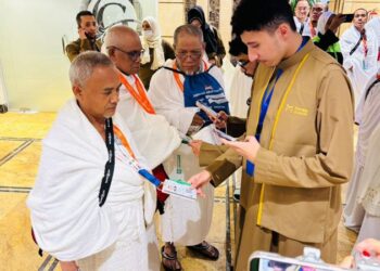 PETUGAS melakukan imbasan kod terhadap kad Nusuk jemaah haji sebelum menunaikan ibadah umrah di hotel penginapan Al-Tayseer, Mekah.-UTUSAN/JUANI MUNIR ABU BAKAR