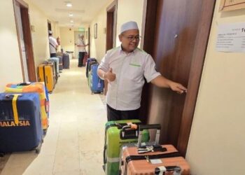 MUHAMMAD Fauzi Muniran melakukan persiapan terakhir sebelum ketibaan jemaah haji Malaysia dari Madinah ke hotel penginapan Al-Tayseer, Mekah, semalam.