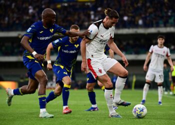 Adrien Rabiot (kanan) bersaing mendapatkan bola dengan Moatasem Al-Musrati ketika aksi Serie A antara Hellas Verona dan AC Milan di Stadium Marcantonio Bentegodi, Verona, semalam. - AFP
