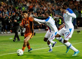 PERTAHANAN Shaktar Donetsk, Vinicius Tobias (kiri) bersaing mendapatkan bola dengan pemain pertahanan England, Tyrick Mitchell (tengah) dan pertahanan Perancis, Jaydee Canvot dari Crystal Palace dalam aksi separuh akhir pertama Liga Konferens UEFA antara Shakhtar Donetsk dan Crystal Palace di Krakow, Poland.-AFP