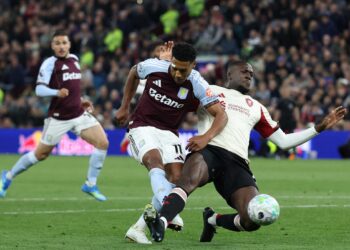 OLLIE Watkins diasak pertahanan Liverpool, Ibrahima Konate pada aksi Liga Perdana Inggeris(EPL) di Villa Park, awal pagi tadi-AFP
