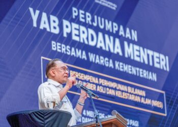 ANWAR Ibrahim memberi penerangan mengenai aktiviti pelabuhan di Teluk Arab pada majlis perjumpaan bersama warga Kementerian Sumber Asli dan Kelestarian Alam di Putrajaya, semalam. – PEJABAT PERDANA MENTERI