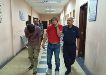 KEDUA-dua tertuduh dibawa ke Mahkamah Majistret Tawau hari ini bagi berdepan pertuduhan mengedar 130.57 kg dadah, bulan lalu. - UTUSAN/NASRAWATI SYARIFUDDIN
