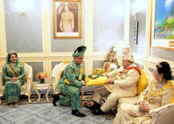 TUANKU Syed Faizuddin Putra Jamalullail mengetuai senarai penerima darjah kebesaran sempena Ulang Tahun Keputeraan Raja Perlis, Tuanku Syed Sirajuddin Jamalullail Ke-83 bagi sesi pertama di Istana Arau, Perlis semalam.-UTUSAN