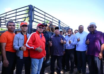 ABU Bakar Hamzah (tengah) pada majlis penyerahan lembu korban kerajaan negeri di 
Abdullah Nayan Fedlot, Padang Besar, Perlis hari ini.-UTUSAN