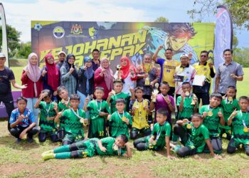 PARA pemain STB yang berjaya mempertahankan kejuaraan tiga tahun berturut-turut kejohanan bola sepak bawah 12 tahun Majlis Sukan Sekolah Negeri Perlis (MSSPs) 2026 bergambar bersama guru dan ahli keluarga di padang UiTM Arau, Perlis hari ini.-UTUSAN/ IZHAR SHAH HASSAN